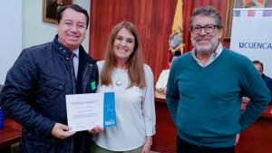 Entrega de certificado por parte de la Rectora de la Universidad de Cuenca María Augusta Hermida hacia el P. Juan Cárdenas Rector de la UPS